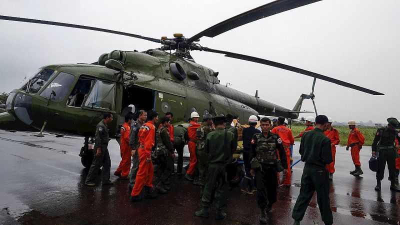 Helicóptero de ayuda en Sittwe, estado de Rakáin. El Ejército birmano se hace cargo de las operaciones de rescate y ayuda en las zonas afectadas