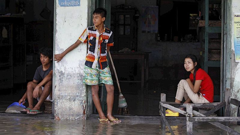 Calle inundada en Kalay. La cifra oficial de muertos por las inundaciones se eleva a 47 personas.