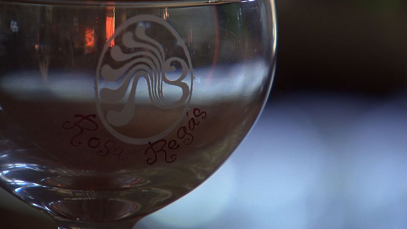 Una copa amb el segell de 'Bocaccio' i la signatura de Rosa Regàs