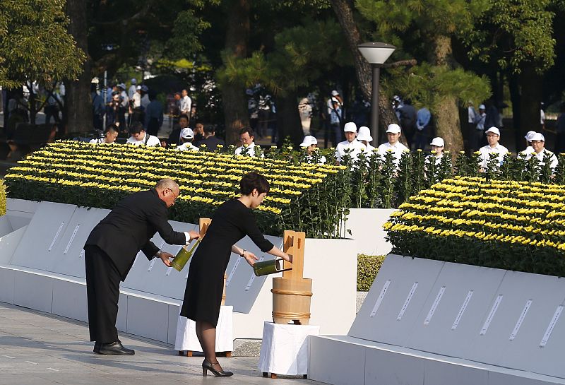 Un ritual de agua ha completado los actos de la ceremonia en memoria de las víctimas de las bombas nucleares en Japón 70 años después de su lanzamiento.