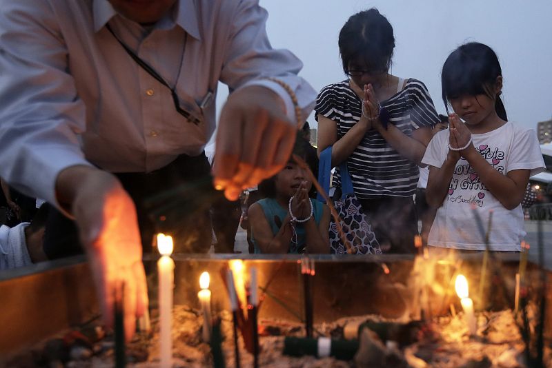 Un grupo de ciudadanos coloca velas cerca del lugar donde se produjo el primer bombardeo atómico en 1945.