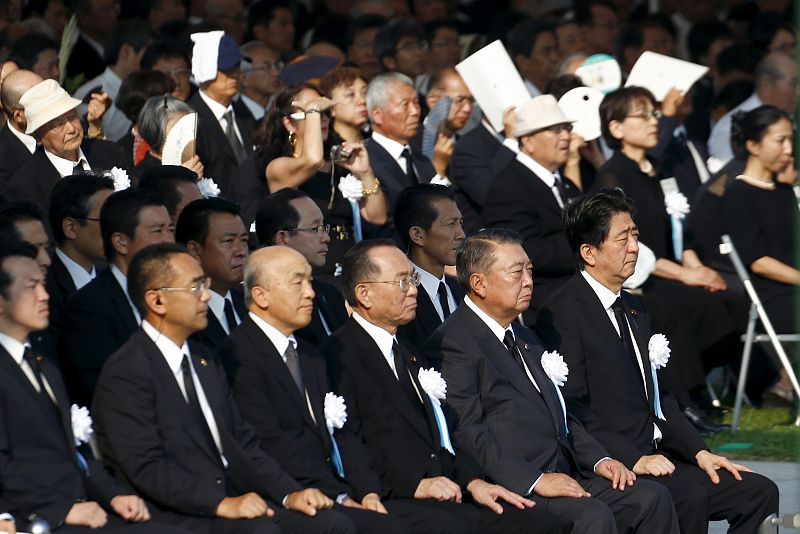 El primer ministro Shinzo Abe y otros mandatarios asisten a la ceremonia por el 70 aniversario de los bombardeos nucleares de Hiroshima y Nagasaki.