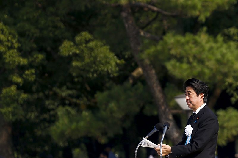 El primer ministro de Japón, Shinzo Abe, ha defendido el abandono de las armas nucleares en el 70 aniversario del bombardeo de Nagasaki e Hiroshima.