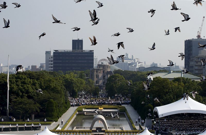 Las palomas vuelan sobre el momorial donde cientos de representantes de distintos países, incluído EE.UU., se han dado cita para celebrar una ceremonia en recuerdo de las víctimas.