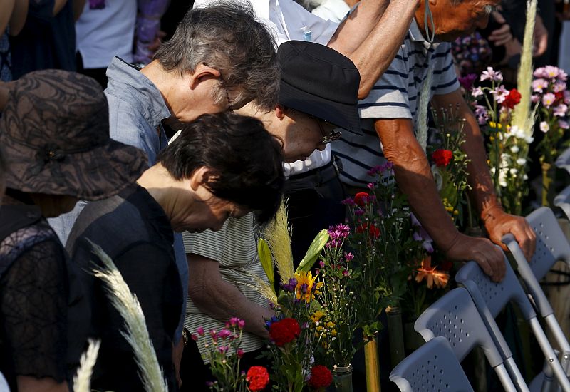 Ciudadanos japoneses se han desplazado hasta Hiroshima para rezar en el mismo momento en el que explotó la bomba nuclear hace siete décadas.