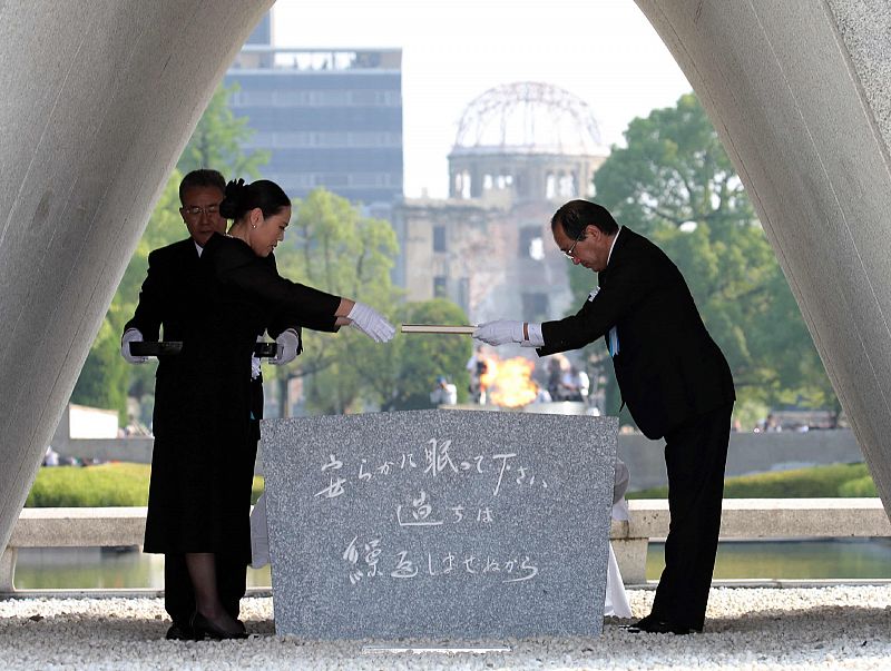 El alcalde de Hiroshima y otroas autoridades ante la llama del memorial dedicado a las víctimas de la bomba atómica.