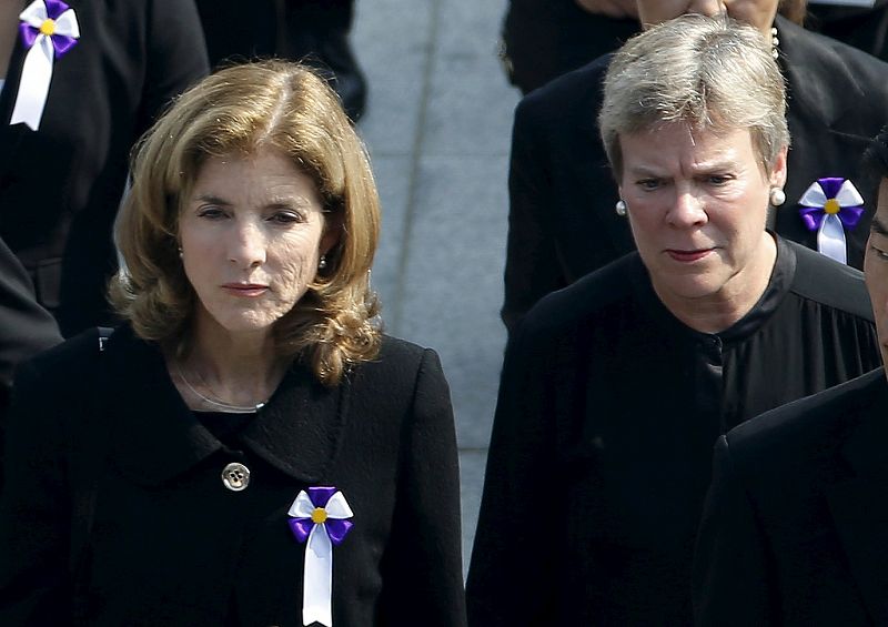 la embajadora de EE.UU.en Japón, Caroline Kennedy, y la subsecretaria de Estado de EE.UU. para el control de armas y la seguridad internacional, Rose Gottemoeller, asisten al memorial.