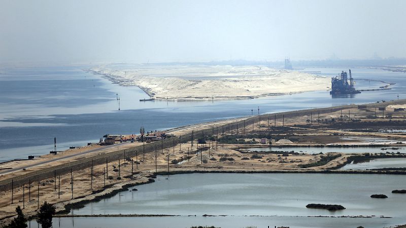 Vista del canal de Suez desde el puente Al Salam (puente de la Paz)