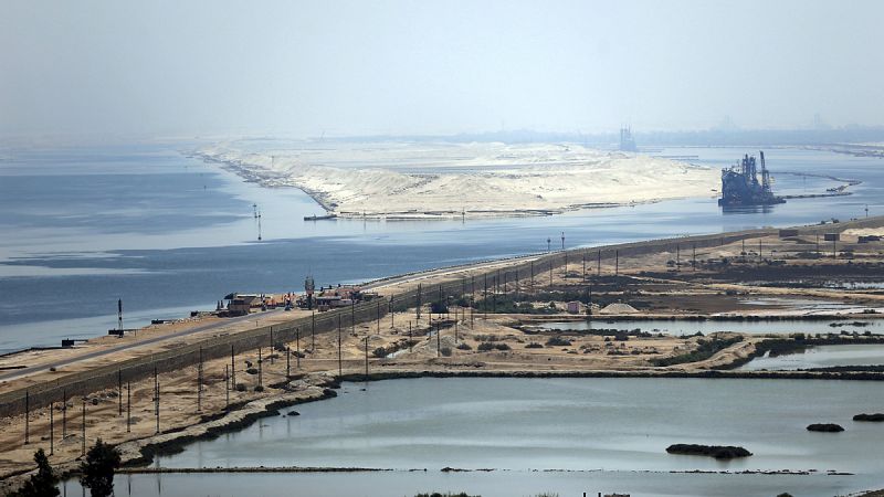 Vista del canal de Suez desde el puente Al Salam (puente de la Paz)