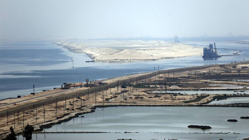 Vista del canal de Suez desde el puente Al Salam (puente de la Paz)