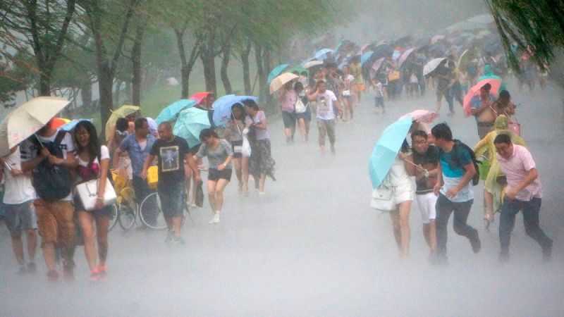 Ciudadanos taiwaneses se aferran a sus paraguas en el momento en el que el tifón Soudelor se aproxima a la región.