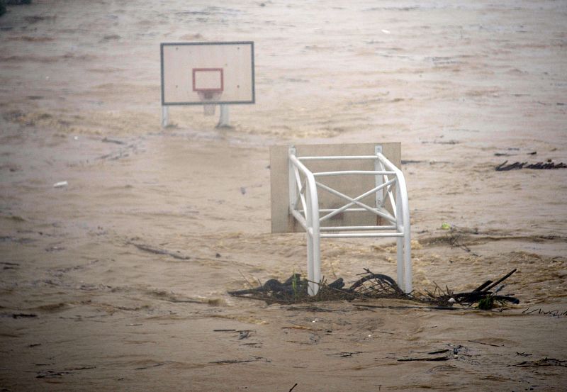 El río Jingmei inunda unas canchas de baloncesto en Taipei desbordado por las lluvias del tifón Soudelor.