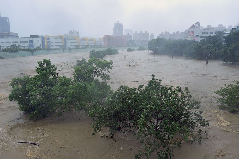 El tifón Soudelor ha desbordado el río taiwanés Jingmei a su paso por Taipei.