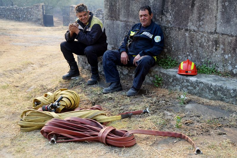 Dos de los bomberos que han colaborado en las labores de extinción