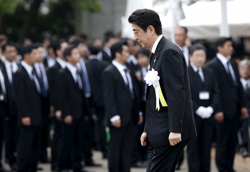 El primer ministro de Japón, Shinzo Abe, rinde homenaje a las víctimas