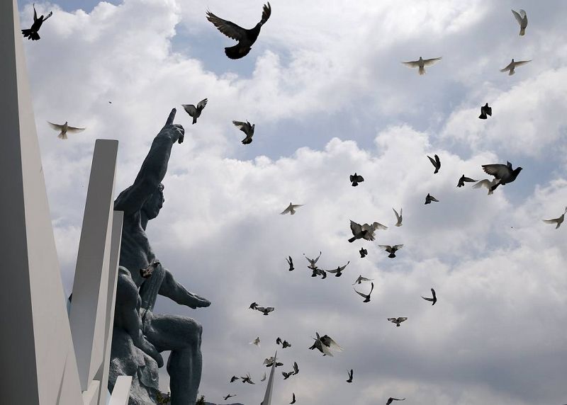 Palmoas sobre la Estatua de la Paz en Nagasaki