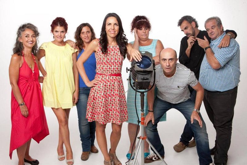 De izquierda a derecha, Victoria Domínguez, Patricia Costa, Pepa Calzada, Paloma Arranz, Teté Delgado, Pepe Viyuela, Miguel Ángel Hoyos y Curro Díez Azcárate.