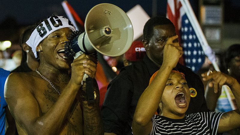 Centenares de personas marcharon el lunes hasta el juzgado para protestar por la muerte de Michael Brown, hace un año