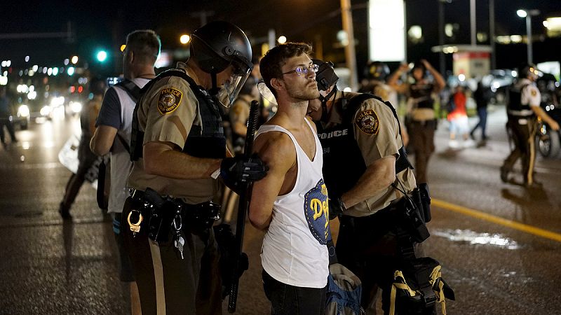 La Policía detiene a un manifestante en Ferguson tras la marcha de este lunes