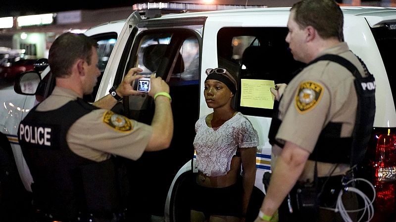 Los agentes fotografían a una detenida en las protestas