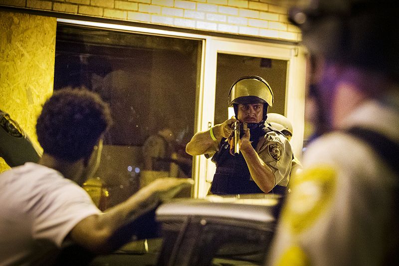 La Policía del condado de Misuri, con material antidisturbios, se ha enfrentado a los manifestantes