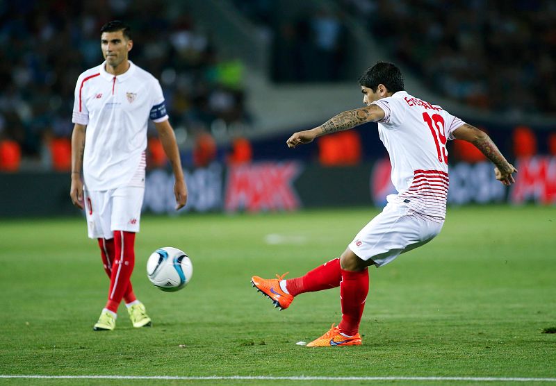 Banega lanza la falta que supuso el primer gol