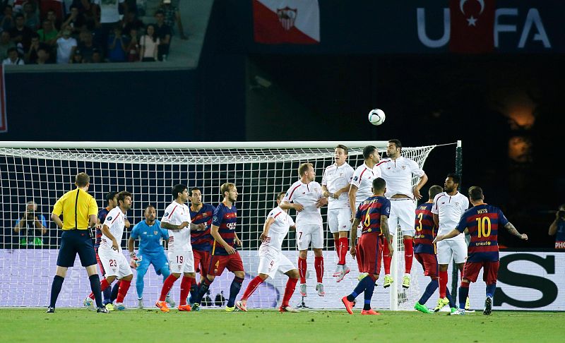 Golpeo de Messi en su primer libre directo