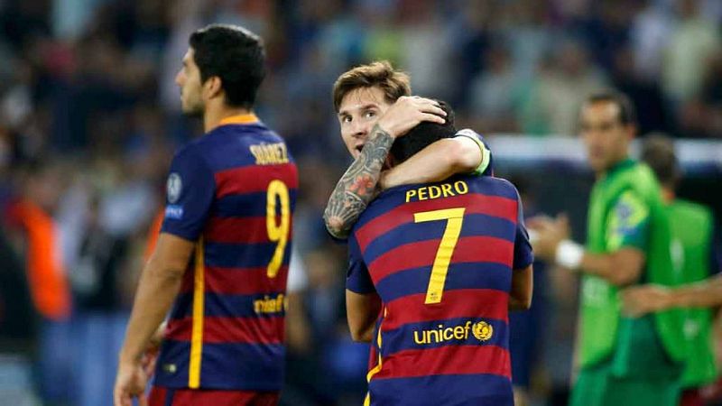 Pedro se abraza a Messi tras conseguir el gol definitivo