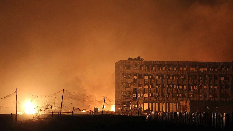 Las llamas se elevan en el puerto de Tianjin, en China