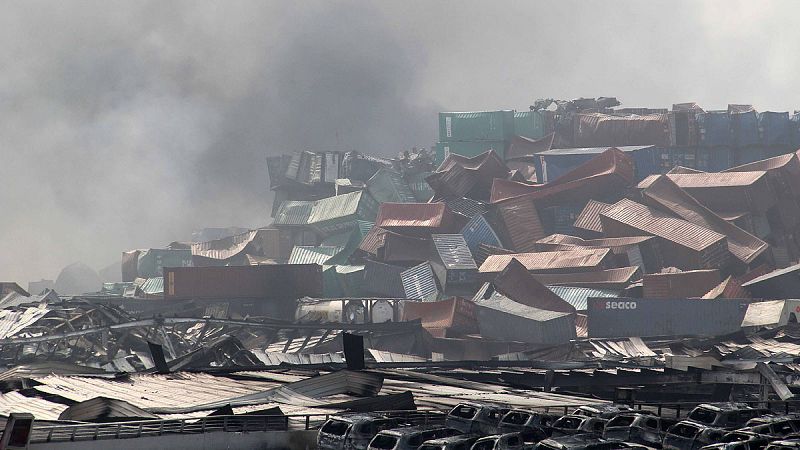 Contenedores destrozados en el puerto. El puerto de Tianjin es un importante nudo comercial