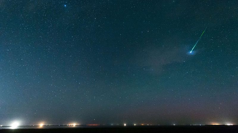 Una estrella fugaz cruza el cielo nocturno de la costa del Mar del Norte en Pilsum, noroeste de Alemania