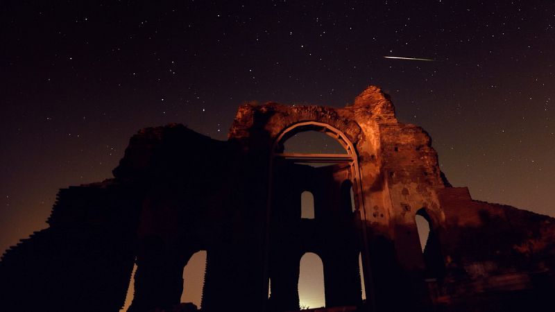 Un meteoro mientras cruza en la noche hoy, jueves 13 de agosto de 2015, durante la basílica cristiana bizantina "Iglesia Roja", que data del siglo IV y V, en Perushtitsa (Bulgaria)