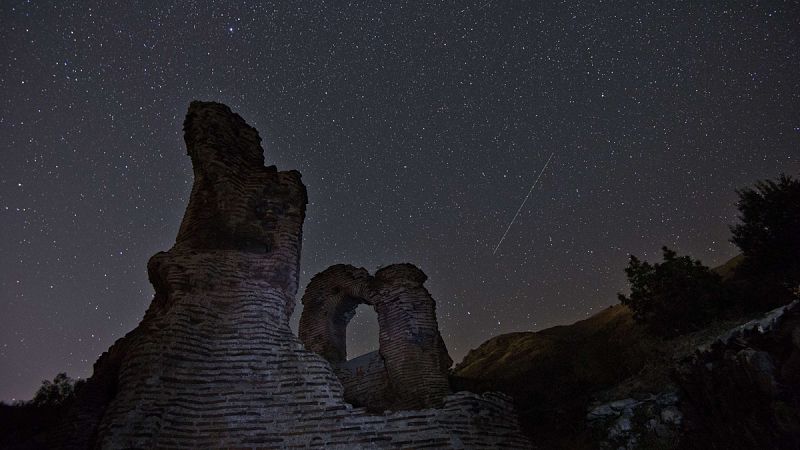 Perseidas cruzando el cielo nocturno sobre los restos de la basílica paleocristiana de San Ilia (siglos V-VI D.C.), cerca de la ciudad de Pirdop, en Bulgaria