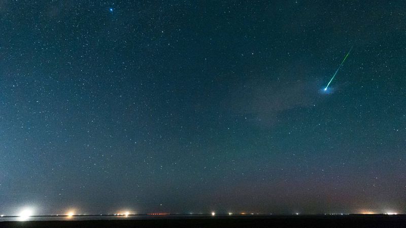  Una estrella fugaz cruza el cielo nocturno de la costa del Mar del Norte en Pilsum, noroeste de Alemania