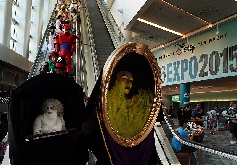 Los fans disfrazados bajan por las escaleras