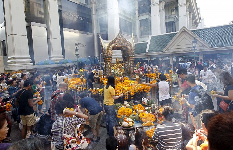 Imagen de archivo de la zona donde se ha producido el atentado, normalmente uno de los lugares más concurridos de Bangkok donde está situado el templo de Erawan