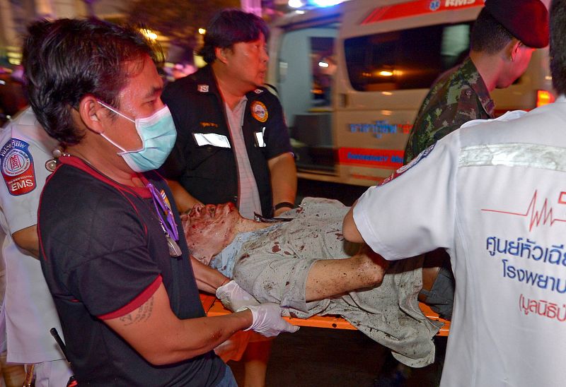 Una de las personas heridas es transportada para recibir atención médica después de la explosión