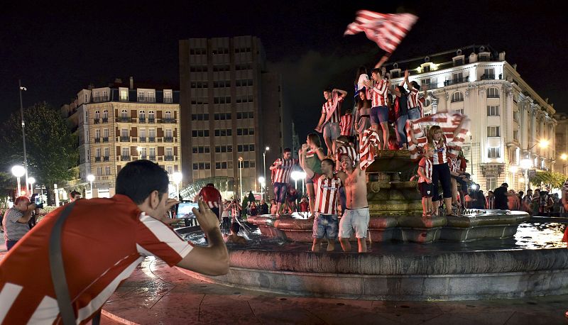 Aficionados del Athletic de Bilbao celebran en la Plaza Moyúa la victoria del conjunto rojiblanco, la primera Supercopa para los vascos desde 1984.