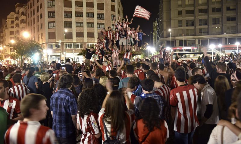 GAficionados del Athletic de Bilbao celebran en la Plaza Moyúa la victoria del conjunto rojiblanco tras el encuentro de vuelta de la Supercopa jugado contra el FC Barcelona hoy en el Camp Nou.