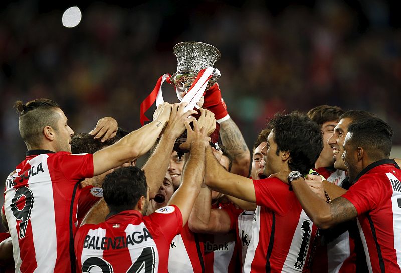 Los jugadores del Athletic de Bilbao, que jugaban el trofeo sin haber ganado ni la Liga ni la Copa del Rey, celebran el título en el césped blaugrana.