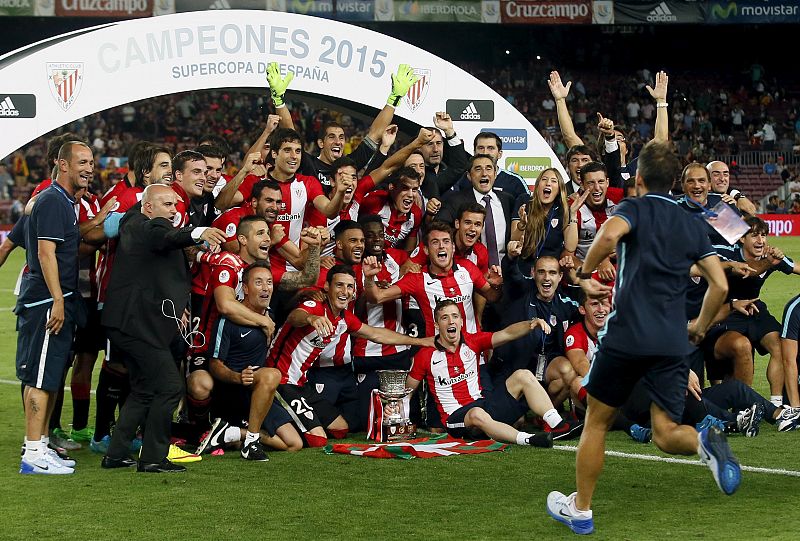 Jugadores y cuerpo técnico bromean y celebran el título de Supercopa de España conquistado por el Althletic de Bilbao en Barcelona.