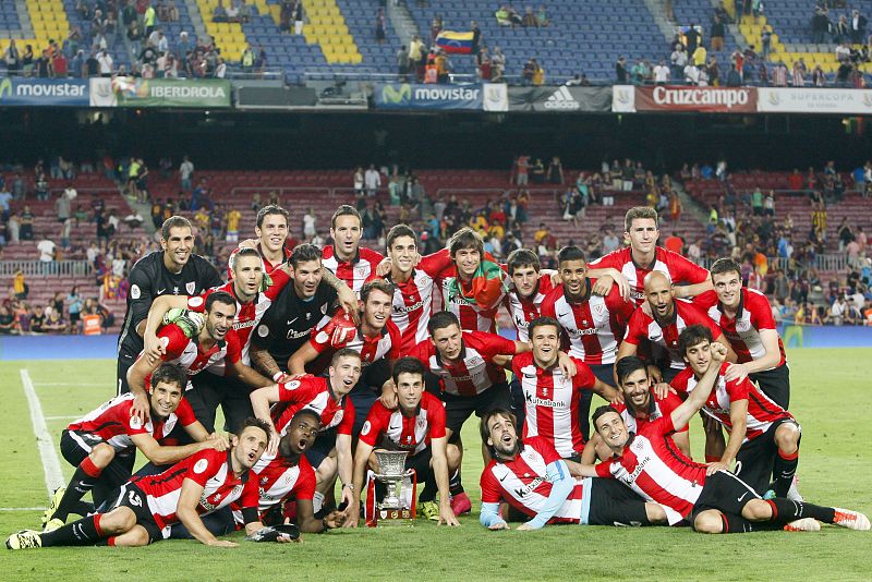 Los jugadores del Athletico posan junto a la Supercopa de España.