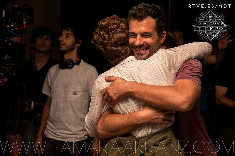Rodolfo Sancho abraza a Aura Garrido en el primer día de rodaje de la segunda temporada de 'El Ministerio del Tiempo'