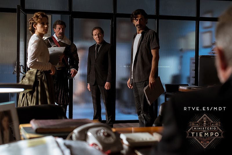 De izquierda a derecha: Aura Garrido, Ramón Langa, Juan Gea y Nacho Fresneda en el rodaje de 'El Ministerio del Tiempo'