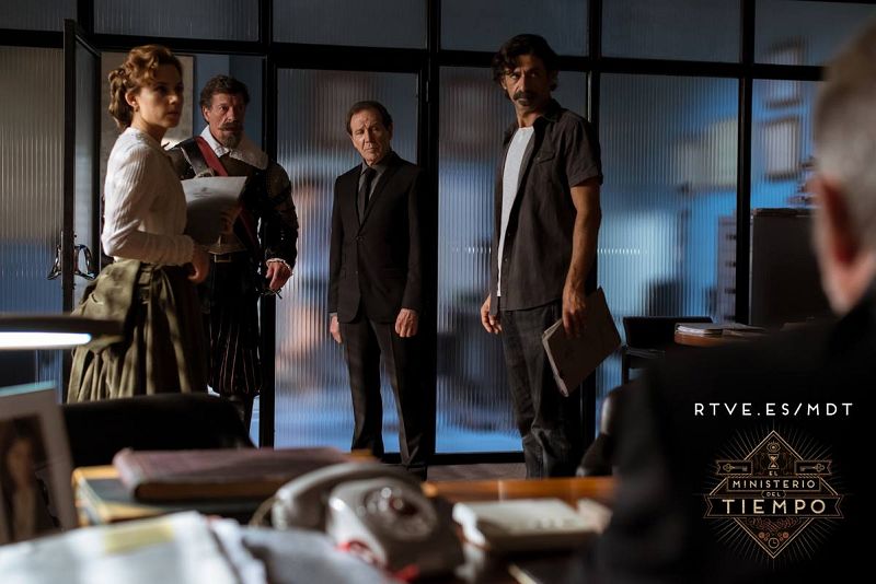  De izquierda a derecha: Aura Garrido, Ramón Langa, Juan Gea y Nacho Fresneda en el rodaje de 'El Ministerio del Tiempo'