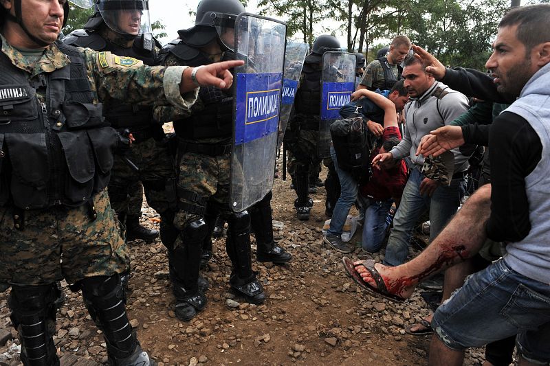 Agentes antidisturbios han empleado este viernes gases lacrimógenos contra migrantes y refugiados