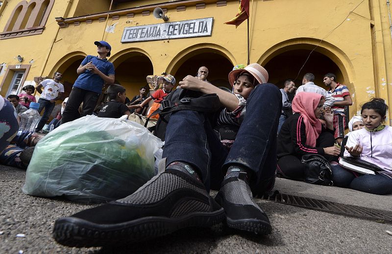 Inmigrantes esperan en la estación de tren de Gevgelija en Macedonia, más de 40.000 llegaron sin papeles a Macedonia en los últimos dos meses