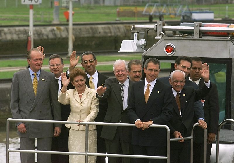 Junto con el Rey Juan Carlos I y otros presidentes en la entrega del Canal de Panamá