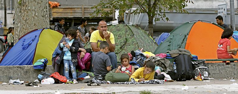 Refugiados en un parque cercano a la estación de autobuses en Belgrado, en Serbia