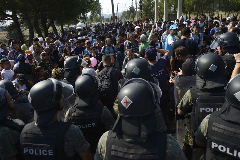 La policía macedonia controla el paso de inmigrantes en la frontera entre Grecia y Macedonia